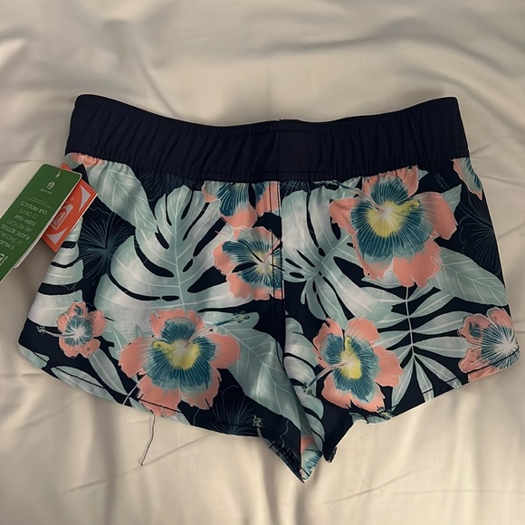 Roxy girl beach trip short 2 inch - Picture 3 of 4